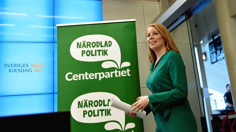 Centerns partiledare Annie Lööf presenterar budgetnyheten att glesbygdsbor får 137 kronor i sänkt skatt per månad nästa år.