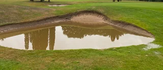 Ovädret dränkte golfbanan – bunkrar blev vattenhinder