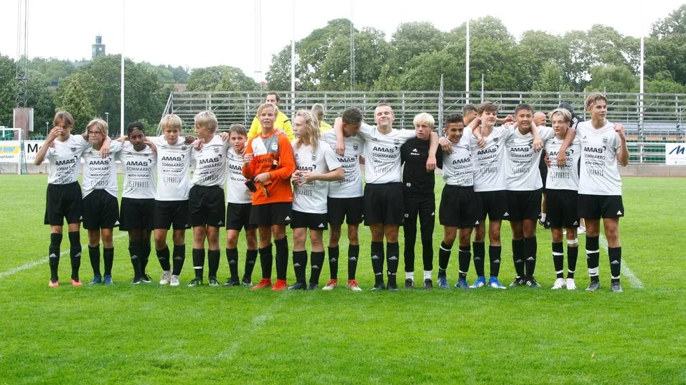Fannas vinnarlag. Från vänster till höger: Tor Fromel, Silas Petersen Lysén, Jacob Högman, Lukas Wahlman, Tim Svensson, Albin Granlund, Lias Nord, Elias Wengström, Jesper Almqvist, Maksymilian Wirkin, Emil Beckman, Mahammad Nazih Alawad, Vilmer Weber, Eric Åhlander, Alexander Littlewodd, Ludwig Åse
