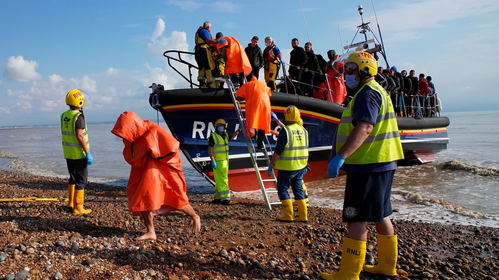 En grupp förmodade migranter tas in till Dungeness på en av den brittiska sjöräddningens båtar, efter en båtolycka i Engelska kanalen i lördags.