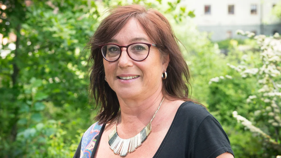 Sex timmars arbetsdag bör införas inom äldreomsorgen i Nyköping, anser Helena Dahlström, Vänsterpartiets toppnamn i kommunen.
