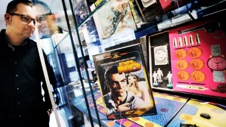 Niklas Wrångberg har satt samman en utställning om James Bond på Stadsbiblioteket i Västervik. Prylarna kommer från hans privata samling.