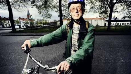 Nalle Valtiala stannade till i Västervik med sin cykel på väg till Malmö. Foto: Ola Axman