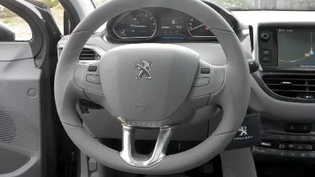 208:an har fått en ny mindre ratt som enligt Peugeot ska höja körupplevelsen.
