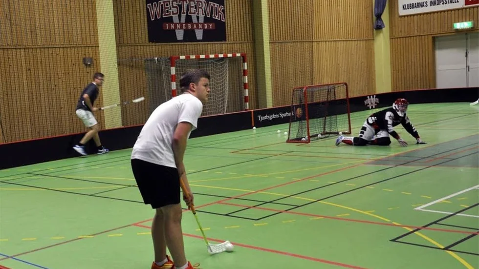 Sölve Söderholm är fokuserad på träningen. Bakom syns Rasmus Bäckman och målvakten Marcus Lindgren.