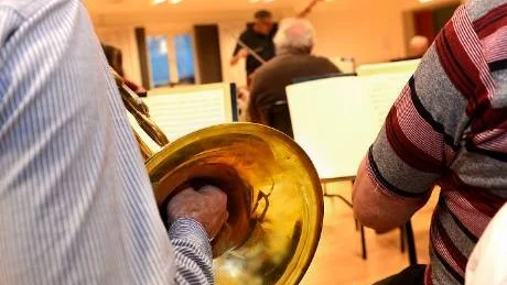 Så här lägger man normalt sordin på ett horn - med knytnäven. Foto: Ilkka Ranta