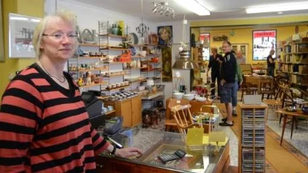 Monika Lenholm hävdar bestämt att hennes och sambons, Roger Johansson, loppis i Gamleby bara är en hobby, även om det är en mycket omfattande hobby.