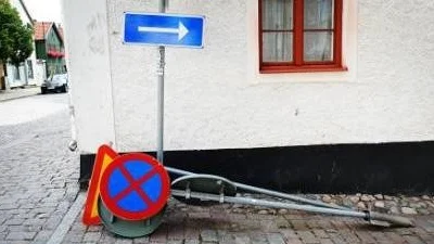 Nu börjar Anders Norell, gatuchef, tröttna på att plocka upp trafikskyltar som kastats omkring. Mellan 15-20 stycken har saboterats under bara ett par dagar.Foto: Ola Axman