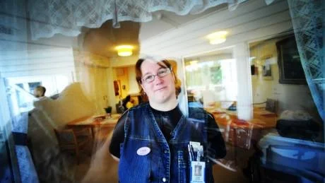 Linda Ericsson talar ut och berättar om hur hon upplever situationen inom hemsjukvården som utgår från Hagnäsgården i Gamleby. Foto: Ola Axman