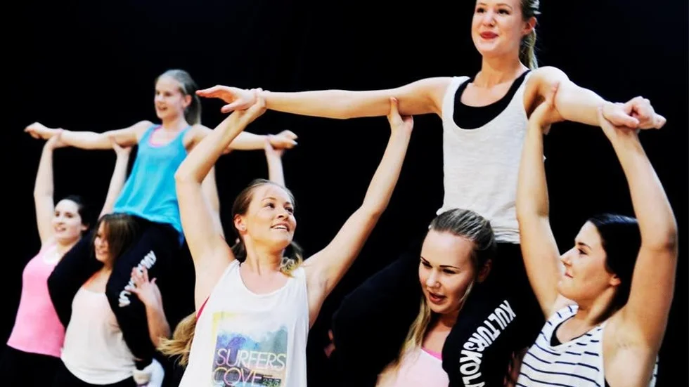 Tjejerna i Streetjam hör till de mer erfarna dansarna på Kulturskolan. De övar en gång i veckan. Den senaste tiden har övningsfrekvensen skruvats upp.
