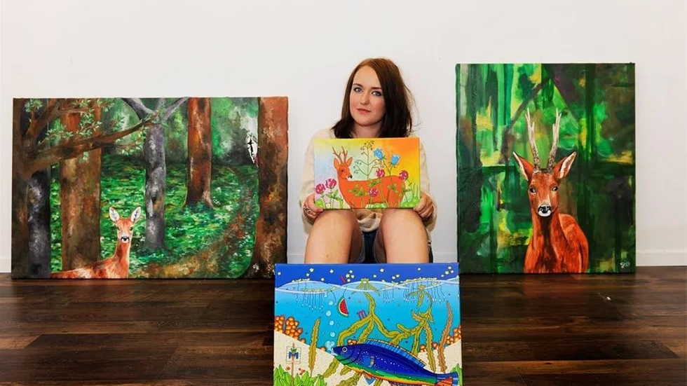 Hultsfredstjejen Emma Jansson inspireras av naturen och djurlivet i Småland. På bilden visar hon upp två akrylmålningar och två mindre illustrationer.