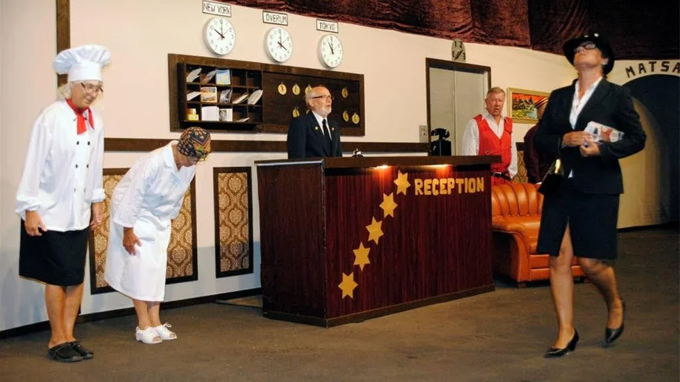 Hotellstaben bockar artigt när direktörsfrun Möllerberg (Monika Wennström) passerar med näsan i vädret. Men bakom hennes rygg viskas det inga snälla ord. F v Sylvia Ström, Siv Svensson, Johnny Pettersson och Bo Svensson i sina respektive roller.