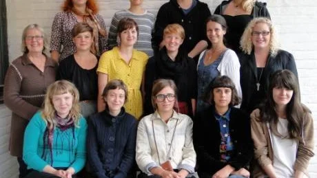 Samtliga som ville vidare kom in på högre utbildning.  Övre raden från vänster:  Agnes Hebert Jagreoius, Sara Linderoth, Daniel Hansen och Andrea Warbrant. Mittenraden: Läraren Helena Svio, tilda Wennerstål, Elsa Hildebrandt, Emma Sandström, Louise Nevander och Elisabeth Ström. Främre raden: Mia Olofsson, Hanna Monola, Linn Granlund, Cristina Mata och Siri Denman. Foto: Jan Ström