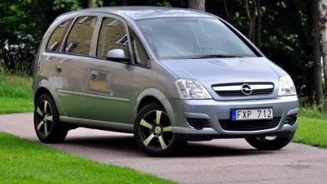 Opel Meriva är en högbyggd och praktisk småbil och en större variant av Opel Corsa. Modellerna bygger på samma tekniska plattform.