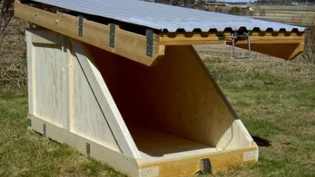 Den i dag enda typgodkända vildsvinsfällan tillverkas av Idéverkstaden i Örträsk. När vildsvinet ska ta betet slår falluckan igen.
