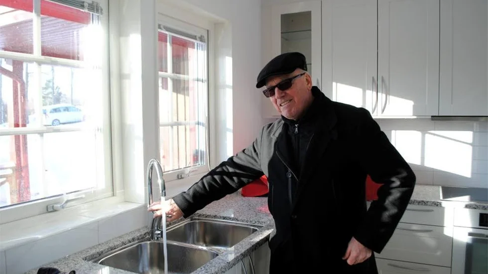 Curt Källströmmer är först ut på Hornslandet att få kommunalt vatten och avlopp.