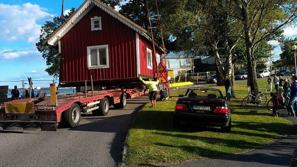 Lyftes upp. Många Västerviksbor stannade till för att se brovaktarstugan flyttas.  Bilar tog vägen över gräset när släpet blockerade vägen.
