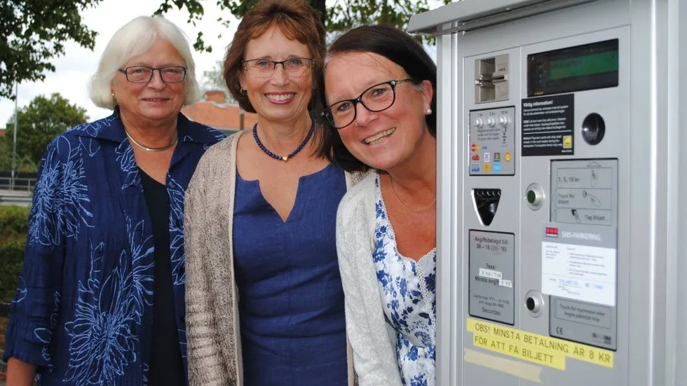Skrotfärdig? Kristdemokraterna Kerstin Lahi, Gudrun Brunegård och Maud Ärlebrandt vill införa fri parkering för dem som ska besöka Västerviks sjukhus.