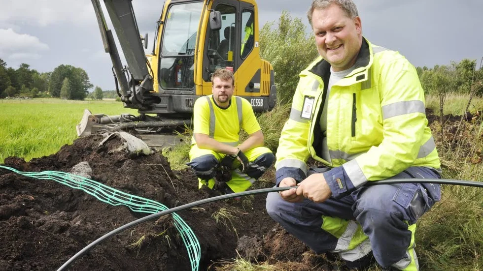 Gräver för fiber. Mathias Nilsson och Fredrik Andersson gräver för fibernät i Hummelstadstrakten.