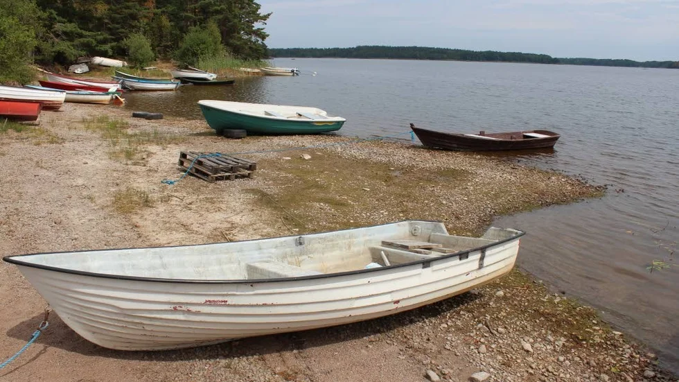 Lågt vattenstånd. Sjön gränsar till både Västerviks och Vimmerby kommuner, och man har länge tvistat om hur vattnet ska regleras här.