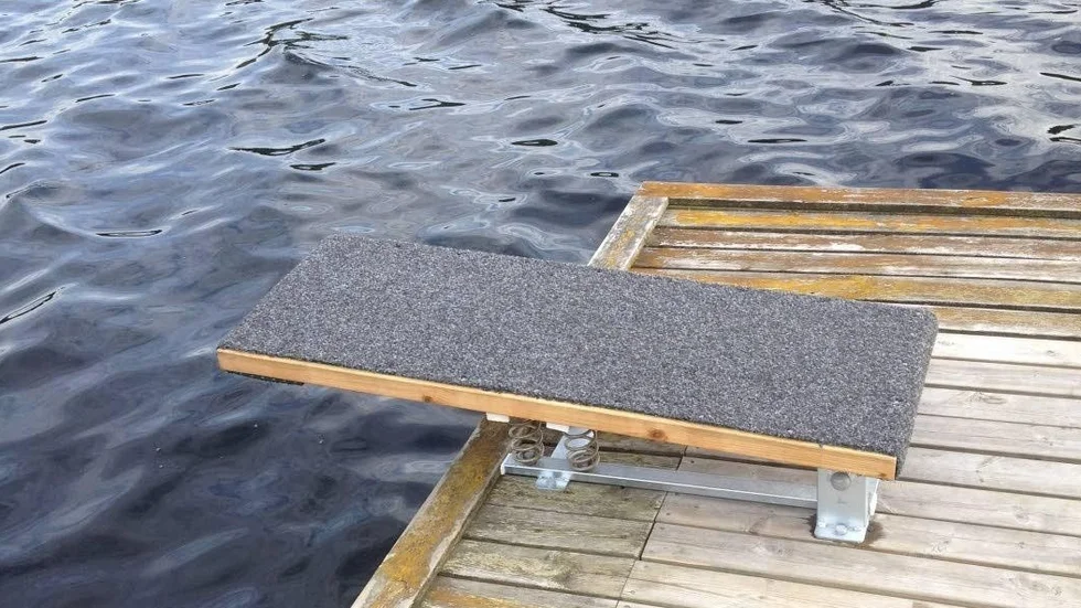 Ersättning. Detta är trampolinen som kommunen nu monterat på Jonsäng.