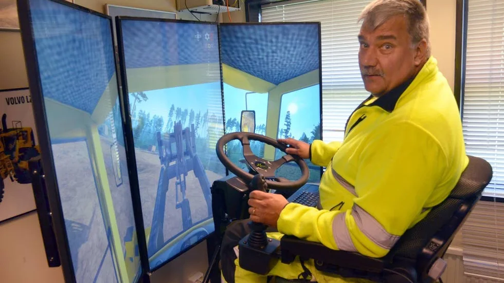 Investering. Christer Johansson, instruktör inom lantbruk och entreprenad på skolan, visar den nyinköpta simulatorn.