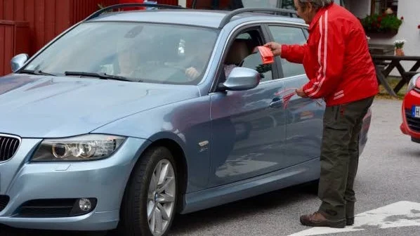 Kampanj. Under hösten delar Motormännens lokalklubb i Västervik ut information till trafikanter. Här vid Tindereds rastplats.