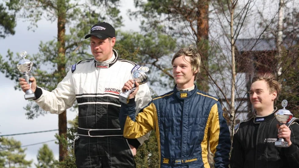 Tommy Johansson, mitten, efter sin andraplats. Till vänster ses vinnaren Erik Wigren från Järbo.