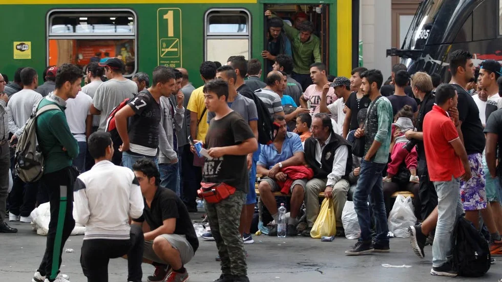 UNGERN. Flyktingar på en av järnvägsstationerna i Budapest på torsdagen.