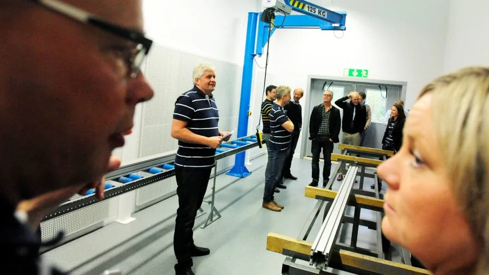 Nytt. Johan Neuman invigde den nya aluminiumkapningen på torsdagförmiddagen. Auvo Korhonen och Annette Palm tycker att det är ett lyft.