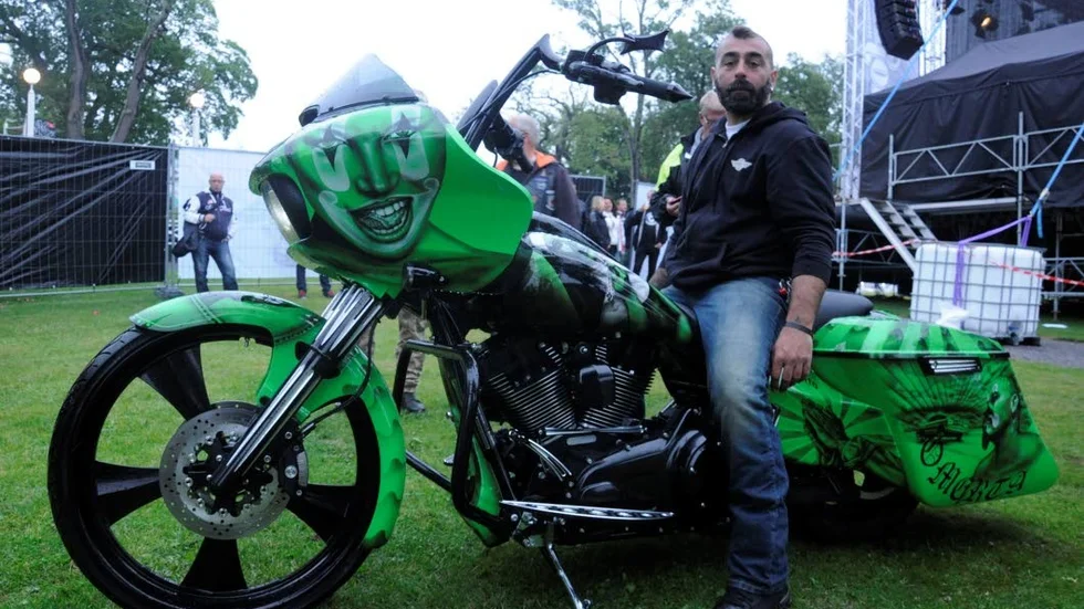 Road Glide. Paolo Polichetti ska köpa karameller för vinstpengarna.