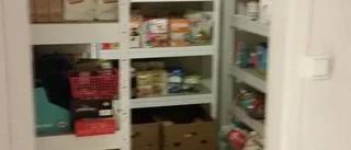 Lars delar ut bröd till folket