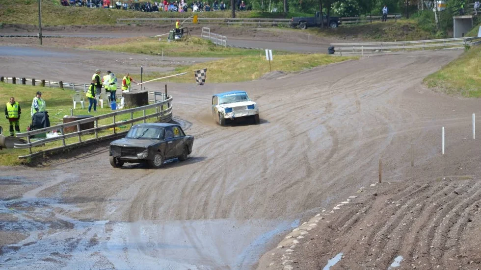 Batalj. Folkrace är en tuff sport med flera dueller.