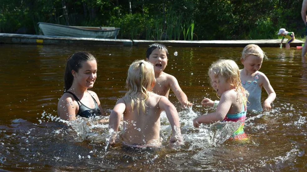 Simma. De allra nyaste arbetar mest med att få vattenvana.