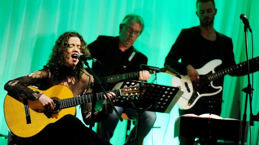 Stämningsfullt. Nanna Walderhaug gjord en version av Madonnas Frozen. I bakgrunden Leif Hedman, gitarr och Robert Ljungberg, bas.