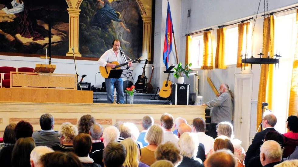 Först. Per Malmborg inleddes måndagens stödkonsert som ska bidraga till att familjen Ackrell kan fortsätta att driva sin rörelse i Båtsmansgränd.