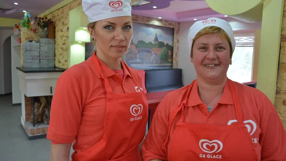 Glassigt. Angelika och Emina Turalic ser fram emot de första kunderna. - Jag tror att det blir kul, vi har fått det riktigt fint här, säger Emina Turalic.