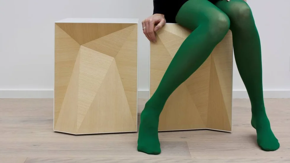 En pall växer inåt, den andra utåt. Det är askträ som frästs i vinklar inuti pallen, som är i två delar. Utsidan är vitmålad mdf. ”Within” är designad Mattias Stenberg.