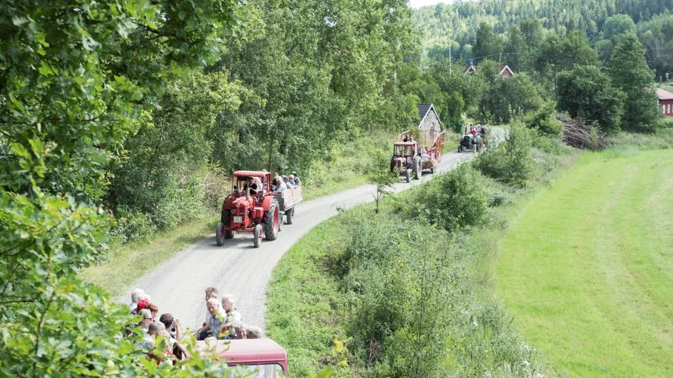 Karavan. De hundratalet besökare som deltog i hembygdsdagen fick parkera sina bilar och ta plats i olika vagnar som hembygdsföreningen i Ukna bistod med.