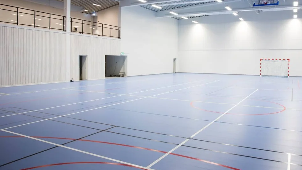 Nytt. I den nya hallen finns gott om plats för åskadare både vid sidan om planerna och ovanför omklädningsrummen.