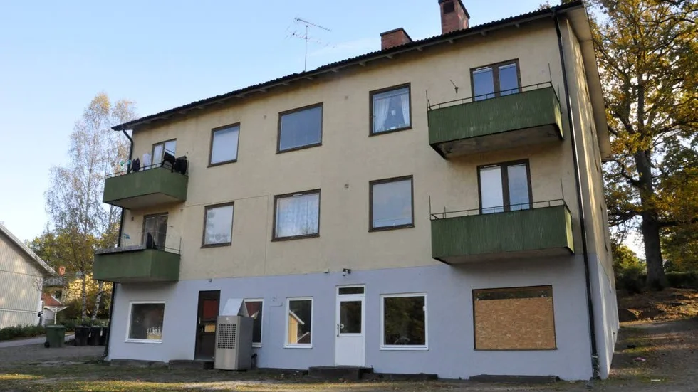 Ansikslyft. Huset på Masugnsgatan i Överum byggdes på 50-talet och rymmer sju lägenheter.