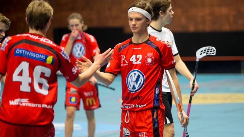 Joel Hermansson fick ihop sex poäng i matchen mot Katrineholm. Här är det 5-0-målet som firas.