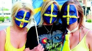 När treårige Adam Gustafsson tröttnat på att vifta med den blågula pappersflaggan tog uppfinnigsrikedomen vid. Flaggpinnen blev helt enkelt ett vapen.