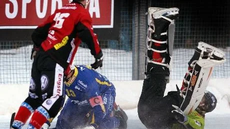 Tjust Bandy såg ut att vara på väg mot två viktiga poäng i division I-bandyn. Men på slutet föll laget ihop ordentligt. På bilden ses Tjustspelarna David Walfredsson och Johan Blom. Den sistnämnda reste sig dock och räddade en poäng åt laget i slutminuterna.Foto: Michael Svensson/NT