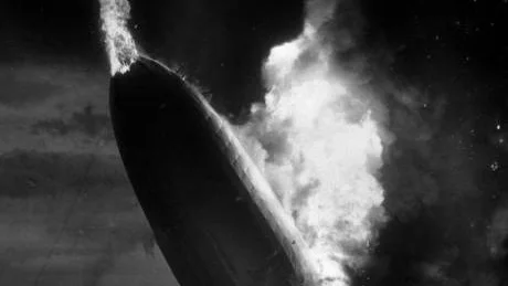 Hindenburg exploderade och slog ner i marken med ett öronbedövande dån.Arkivfoto: AP Photo/Murray Becker)
