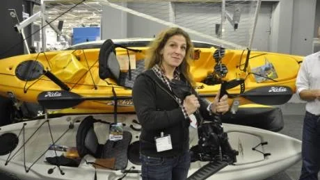 Pia L Óbry visar den nya, oerhört lättdrivna trampbåten från Hobie. Pedaler driver hydrodynamiskt utformade propellerbad som rör sig ungefär som fenorna hos en pingvin. Det ger hög fart med liten kraft, säger Pia.