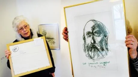 Inger Adolfsson (till vänster) har lämnat in ett par av sina egna tavlor till Taveltaberaset och Gunnel Johansson håller upp "Ett gammalt bergstroll", ett Frödingporträtt av Stig Olsson, som finns att köpa på Lilla salongen. Foto: Karin Hertz