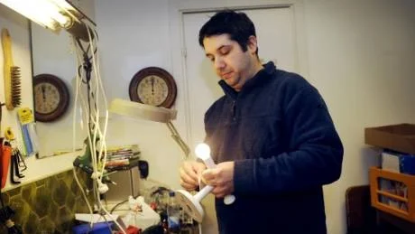 Lennart Carlsson är elektriker och testar allt elektriskt man får in innan det säljs i butiken..