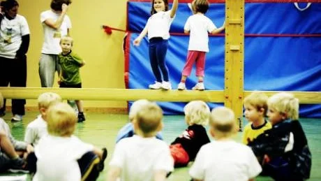 Neila Kalac, 5 år, och Vera Jonsson, 4, balanserar på bommen under Knatteskutts gymnastikpass.