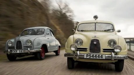 Två bilar av modellen Saab 93 från 1957.Foto: Scanpix